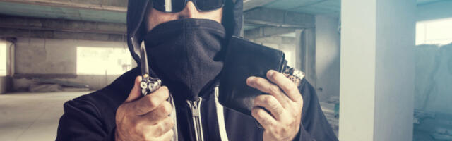 NJIH TROJICA SE TERETE ZA RAZBOJNIŠTVO Prišli devojci, isprskali je biber-sprejom, pretili pištoljem, pa je opljačkali