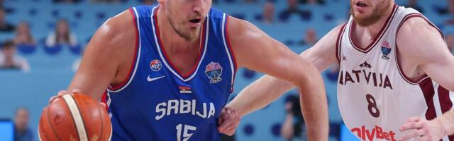 (POLUVREME) NIKOLA JOKIĆ UBACIO GOTOVO POLOVINU POENA SRBIJE: Orlovi vode u najtežem izazovu do sada!
