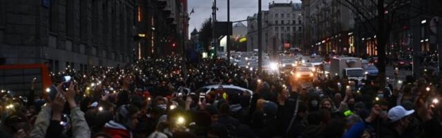 "KAD CAR UMRE PONOVO ĆEMO IGRATI" Čudo u Sankt Peterburgu - stotine mladih Rusa na ulicama pevalo zabranjenu pesmu (VIDEO)