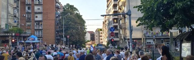 Roditelji učenika OŠ “Banović Strahinja” večeras protestuju zbog izbora direktora škole