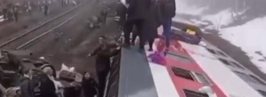 Voz iskliznuo iz šina u Rusiji: Prvi snimci su jezivi, raste broj povređenih (VIDEO)