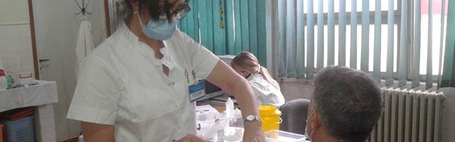 Počela vakcinacija zaposlenih u Opštoj bolnici “Đorđe Joanović” (Foto)