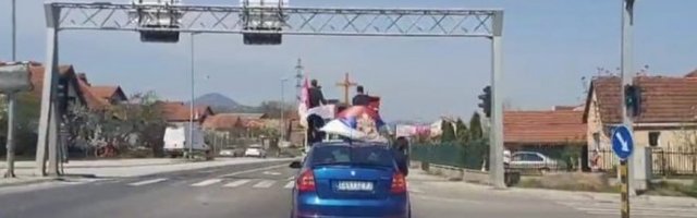 VERU NE MOŽE NIŠTA ZAUSTAVITI! Sveštenici prošli ulicama Čačka, dočekani aplauzom i sa podignuta tri prsta! (Video)