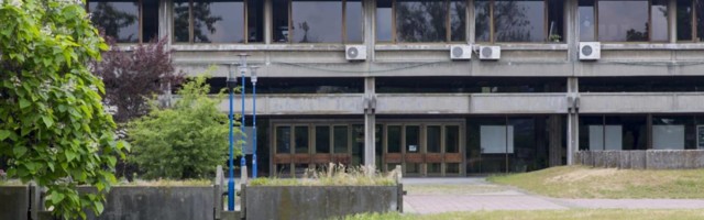 Ispred FDU traže smenu profesora koji je seksualno uznemiravao studentkinje, on preti tužbama ako ga izbace