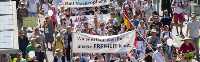 “Misli svojom glavom, nemoj da nosiš masku”: Hiljade demonstranata u Berlinu protestuje protiv novih mera