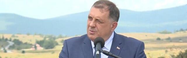 Dodikove reči odzvanjaju Petrovačkom cestom: Zahvaljujući Vučiću podigli smo spomenik na ovom mestu!