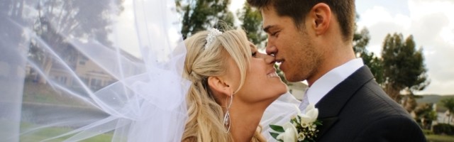 Zašto se mlada prenosi preko praga i zbog čega se gađa jabuka?