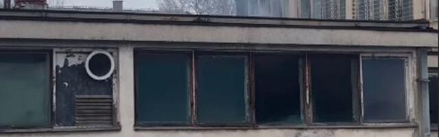 Deca izazvala požar: Palili daske, izgoreo napušteni objekat (VIDEO)