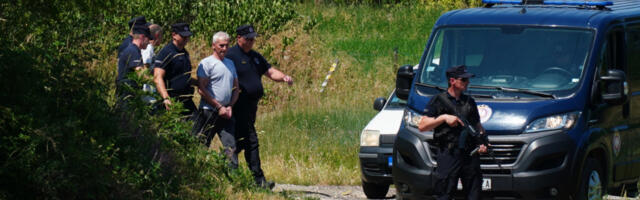 OSUMNJIČENI ZA UBISTVO MALE DANKE U BANJSKOM POLJU Dovedeni sa lisicama na rukama zbog rekonstrukcije događaja (FOTO)