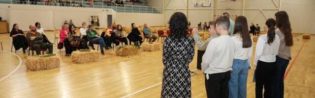 Osnovci iz Banatskog Karađorđeva oduševili goste iz Ambasade Francuske