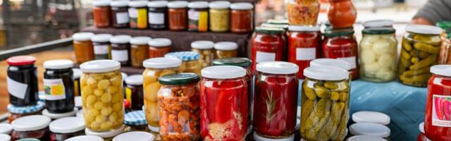 KARAVAN ZIMNICE STIŽE NA KALENIĆ: Zimske salate, kompoti, pekmezi, sirupi, ajvar, nema čega nema