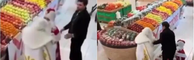 Deda Mrazovi se potukli u supermarketu: Haos u prodavnici, umalo sve demolirali  (VIDEO)