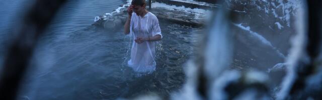 Kako Rusima ovo uspeva?! Fotografije bogojavljenskog kupanja na -37 stepeni oduzimaju dah