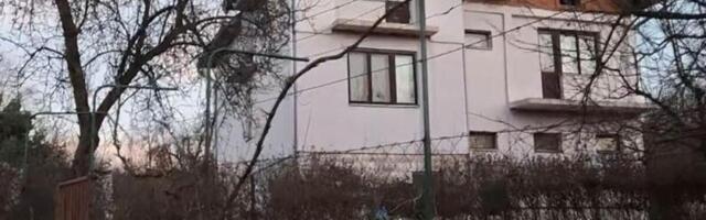 OVO JE KUĆA U KOJOJ JE MUŠKARAC UBIO SUPRUGU I POVREDIO MAJKU, PA IZVRŠIO SAMOUBISTVO! Jeziv zločin trese Kraljevo