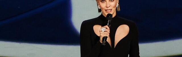 Ovo može da iznese samo Šarliz Teron: Glumica raspametila Parižane u crnoj mini-suknji, halterima i crnom plaštu