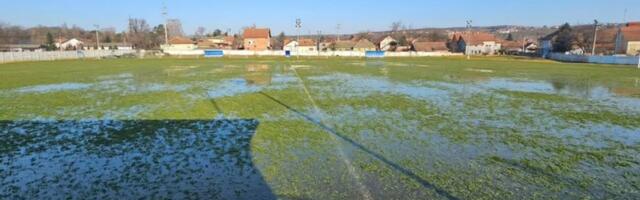 Skandal u okolini Beograda: Huligani upali na teren, upalili prskalice i potopili ga