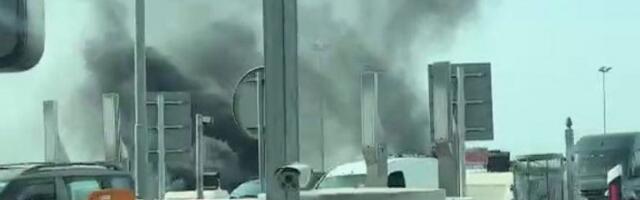 VATRA GUTA AUTOMOBIL, CRNI DIM PREKRIO AUTO-PUT! Drama na naplatnoj rampi Stara Pazova! (VIDEO)