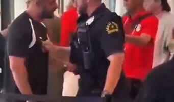 SKANDAL U HOTELU TOKOM MUNDIJALA! Policajci napali igrače i članove stručnog štaba - fudbaler se slikao SA DETETOM, a onda je nastao opšti haos! VIDEO
