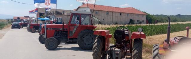12 dana meštani Donjeg Brijana blokiraju regionalni put – neki bunari presušili, u drugima crvena voda