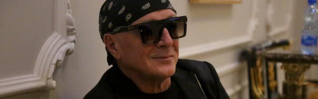 (FOTO) Evo šta se krije ispod marame Olivera Mandića: Pevač je nikad ne skida sa glave