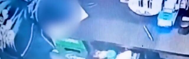 Razbojnik ušao u kladionicu, pa pištoljem pretio radnici: Dramatičan snimak pljačke na Novom Beogradu