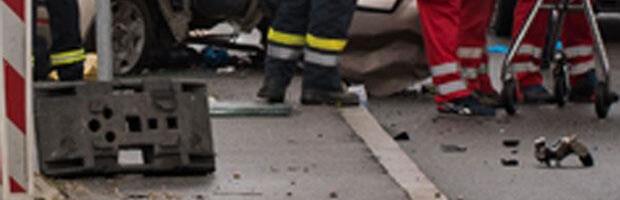 EKIPA HITNE BILA NEMOĆNA DOK NISU STIGLI VATROGASCI Noćna drama u Kragujevcu: Ostao priklješten u smrskanom automobilu, kuka za vuču mu se zarila u vrat