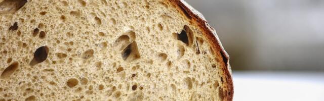 Ogavno iznenađenje u hlebu: Kupio veknu u prodavnici u Šapcu, smučilo mu se kada je zasekao (FOTO)