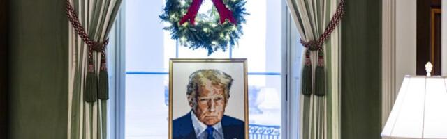 „Srećan Božić svima, uključujući i radikalnom levičarskom ološu“: Tramp dečaka uveravao da neće dozvoliti infiltraciju lošeg Deda Mraza u SAD