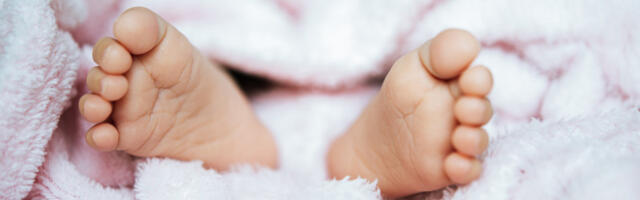 Mali trik za brže uspavljivanje bebe: Topla kupka za stopala (VIDEO)