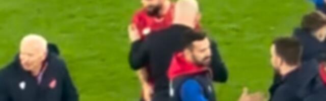 Stanković na kraju meča prišao i snažno izgrlio dvojicu igrača, a onda popričao sa legendom francuskog fudbala