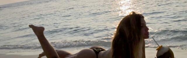 Žena pevača grmi u toplesu na Maldivima: Ukrala poglede, sevaju obline u tanga kupaćem - za ovo treba hrabrost