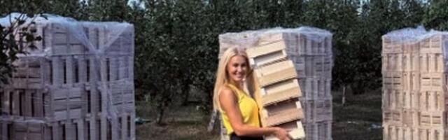 U miniću i gumenim čizmama, voditeljka umesto luks letovanja otišla na selo: Pokazala i zgodno telo na njivi