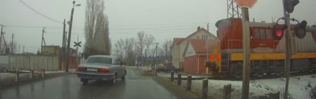 UF, UŽAS: Voz "pokupio" auto, zaleteo se kroz crveno (VIDEO)