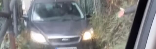 NESVAKIDAŠNJA SCENA NA SENJAKU U BEOGRADU: Vozač poterao automobli preko stepenica (VIDEO)