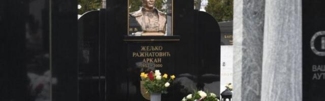 ODRŽANO OPELO ARKANU! Ceca sa decom i unukom zavijena u crno, BOL I TUGA NE PRESTAJU! (VIDEO)