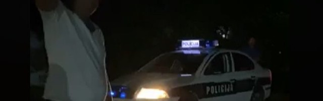 Citizens search buses, send migrants back: More tensions in Velika Kladusa as locals block road