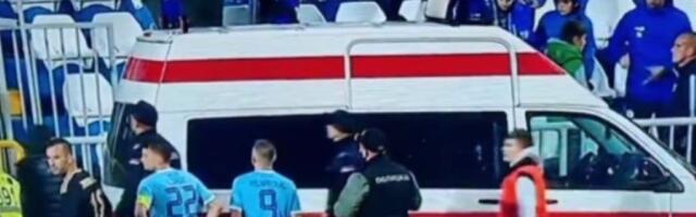 Drama u Pazaru: Prekinut meč, Hitna uletela na teren (VIDEO)