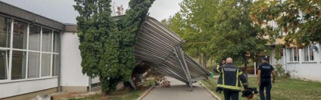 OLUJNO NEVREME pogodilo Kragujevac: Padala stabla, deo limenog krova, ograda za pešake... (FOTO)