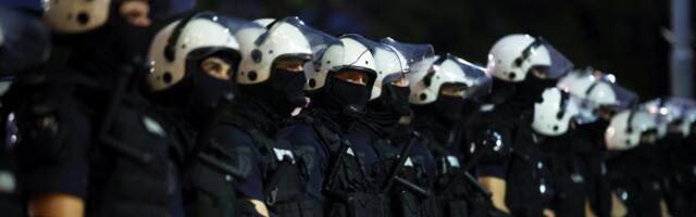 Zašto policajci u Srbiji nose maske kad biju građane?