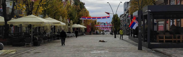 U Severnoj Mitrovici prekrečene tribine u bojama srpske zastave