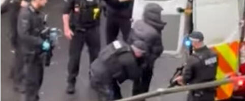 Kako je “pao” napadač sa aerodroma Hitrou: Policija ga privodi nakon što je smestio više osoba u bolnicu