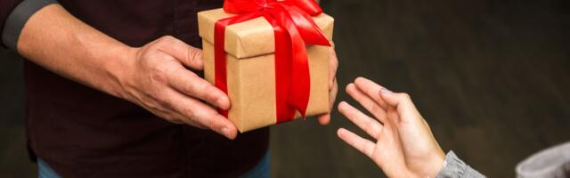 Čovek u radnji zatražio SAVET za rođendanski poklon ženi: Kad čujete šta je planirao da joj kupi... NEVERICA!