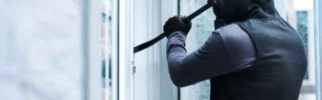 DRAMA U NOVOM PAZARU! Maskirani razbojnik opljačkao zlataru, vatreno oružje držao upereno u radnicu