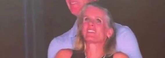 "I moj muž je bio tamo, ćerka mi je javila" Ljubavnica koja je uhvaćena s direktorom na koncertu prvi put stala pred kamere i konačno sve priznala (VIDEO)