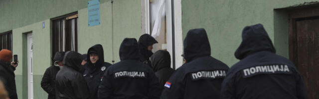 Блокадери покушали да провале врата Мађарског дома у Кули где су чланови СНС-а