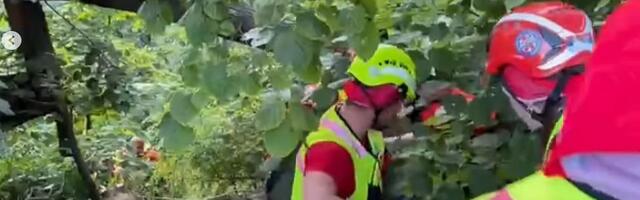 FOTO, VIDEO: Spasioci pomogli muškarcu koji je na Fruškoj gori pao sa visine i povredio se