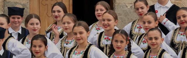 Gujon: Nove folklorne nošnje za decu u srpskim enklavama na Kosovu i Metohiji