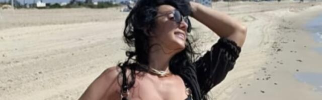 Čista erotika! Pevačica bezobraznom pozom u bikiniju mami uzdahe - Nije za one sa slabim srcem