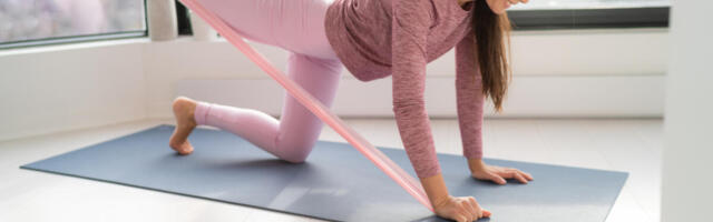 Top vežbe sa elastičnom trakom: Zategnite svoje telo od glave do pete kod kuće