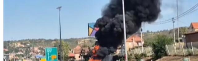 GORI KAO ŠIBICA! Zapalio se automobil kod Malog Požarevca - snimak ledi krv u žilama! (VIDEO)